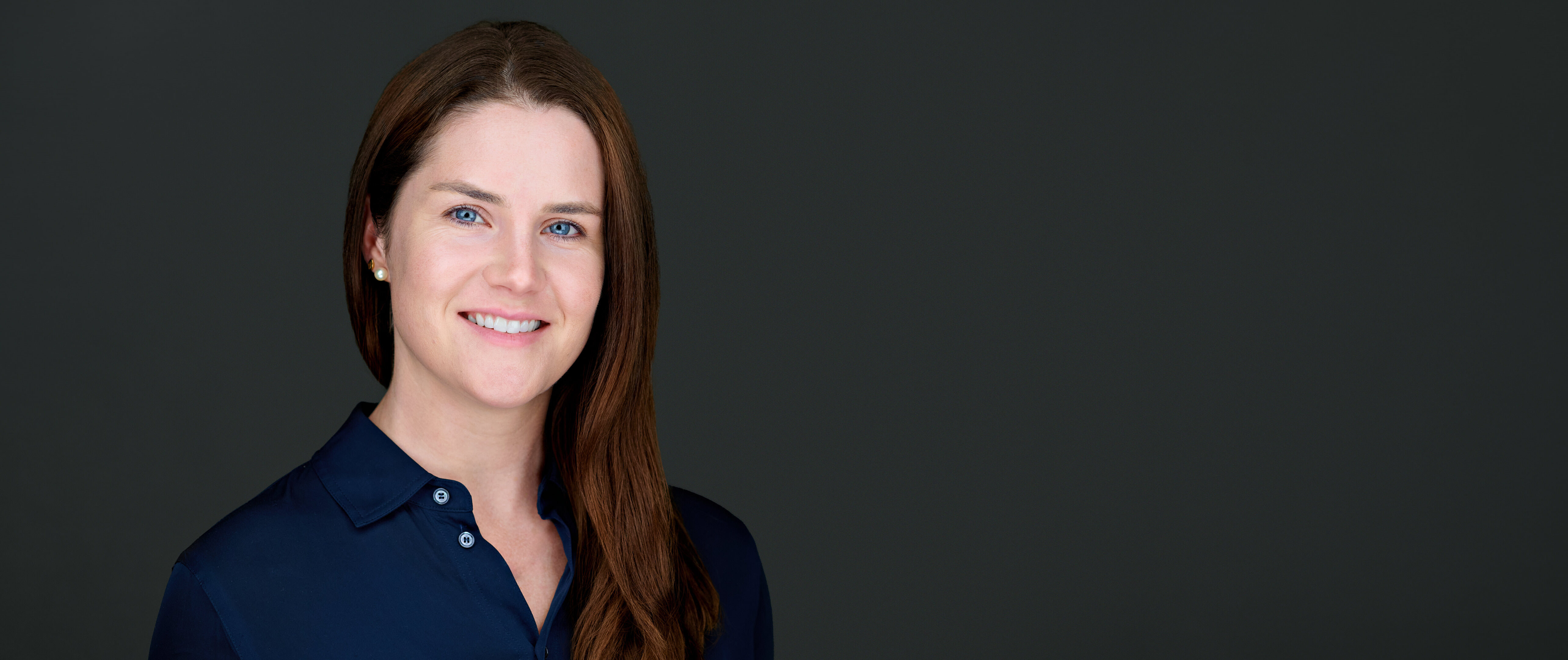 Professional headshot of Alexandra Saavedra—photographed to reflect confidence and clarity, supporting her testimonial about team headshot results.